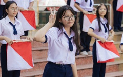 Teen Trường THPT Nguyễn Hữu Huân đồng diễn semaphore giờ ra chơi