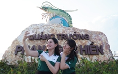 Giới trẻ thích thú check-in con tôm 22 tỉ ở Cà Mau