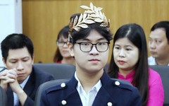 Chủ tịch Hà Nội tặng bằng khen cho quán quân Đường lên đỉnh Olympia Trần Bùi Bảo Khánh