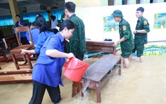 Sinh viên, học sinh Huế, Đà Nẵng giúp người dân dọn dẹp sau lũ