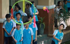 Teen Trường THPT Bình Chiểu vui hội trăng rằm với loạt trò chơi dân gian thú vị