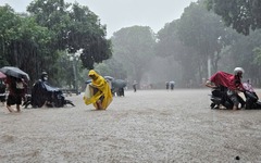 Hà Nội mưa lớn, loạt trường đại học ra thông báo khẩn
