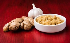 Tác dụng không ngờ của gừng, tỏi, rau lá xanh...