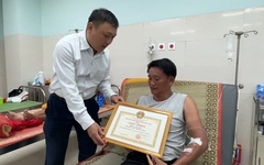 Trao giấy khen cho hai ‘người hùng' Lý Sơn dũng cảm cứu người giữa sóng dữ