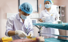 Tự làm thí nghiệm đốt cồn tại nhà, bé trai 12 tuổi bỏng nặng