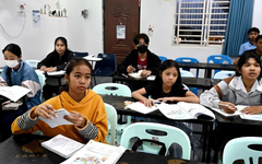 Học ngoại ngữ giúp não trẻ lâu