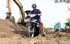 Dỡ cầu làm đường, nhưng đường mãi chưa xong, dân phải qua lại phà 8 lần mỗi ngày