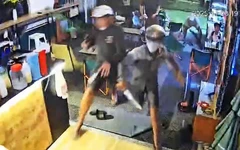 Bắt 2 người trong nhóm cầm mã tấu đập phá quán cà phê ở Đông Thạnh, TP.HCM