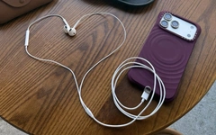 Tai nghe dây bỗng hot trở lại, teen hào hứng bắt trend