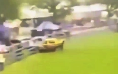 Video xe đua lao qua hàng rào, tông vào đám đông ở Úc