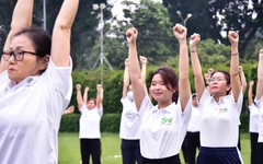 2.000 nhân viên y tế TP.HCM cùng người dân đồng diễn dưỡng sinh