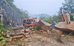 Video hiện trường vụ sạt lở đèo Khánh Lê đổ trúng xe khách làm 6 người tử vong