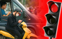 Tranh thủ lướt điện thoại trong lúc chờ đèn đỏ có sai luật không? Cục CSGT chính thức lên tiếng