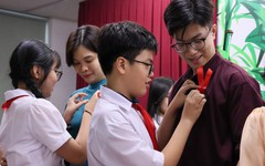 Rực rỡ những bông hoa tri ân 20-11 trên ngực áo của thầy cô Trường Trung học Thực hành Sài Gòn