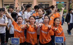 Sôi động thi chạy tiếp sức Giải thể thao học sinh Trường THPT Nguyễn Hữu Huân