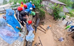 Video bộ đội căng dây cáp sơ tán khẩn 200 người dân bị mưa lũ, sạt lở chia cắt