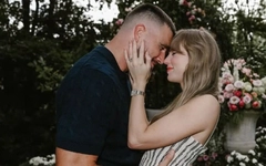 'Parasocial' liên quan gì đến AI mà Cambridge Dictionary công bố là từ của năm 2025?