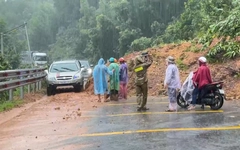 Sạt lở đèo Phượng Hoàng, đường huyết mạch nối Khánh Hòa với Đắk Lắk tắc nghẽn