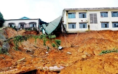 Sạt lở 'vây kín' Trường Tiểu học và THCS Sơn Long, khẩn trương di dời học sinh, giáo viên