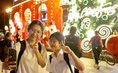 Teen check-in Giáng sinh sớm tại trung tâm thương mại hot nhất TP.HCM