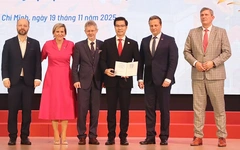 Chủ tịch Thượng viện Cộng hòa Séc trao kỷ niệm chương cho hai nhà giáo Trường đại học Tôn Đức Thắng