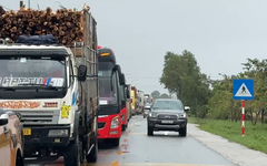 Xe đậu hàng dài chờ nước rút, người dân mở cửa nhà cho tài xế nấu mì