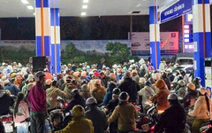 Dân Đà Lạt đổ xô mua xăng vì sợ nguồn cung thiếu hụt do đường sá