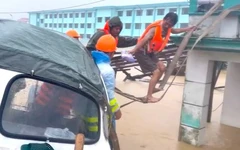 Lũ rút chậm, Gia Lai giữ dân ở lại nơi sơ tán phòng mưa lớn