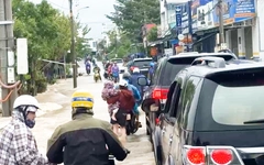 Video đoàn xe của Bí thư Tỉnh ủy Đắk Lắk giúp bà con qua khu vực ngập lụt an toàn