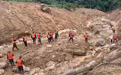 Flycam hiện trường sạt lở ở Đà Nẵng, 100 bộ đội tiếp tục tìm kiếm 2 nạn nhân còn lại