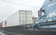 Quốc lộ 1 từ Sông Cầu đến Tuy An kẹt xe nghiêm trọng, hàng ngàn xe đứng chôn chân