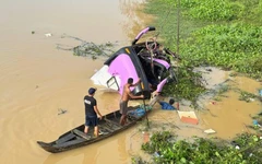 Xe khách giường nằm lao xuống sông, 16 người chết ở Campuchia