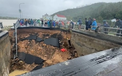 Hiện trường vụ sập mố cầu Lò Gốm, tạo hố sâu hơn 5m ở Tuy An