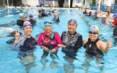 Học viên U70,U80 tuổi ở TP.HCM hào hứng học bơi miễn phí