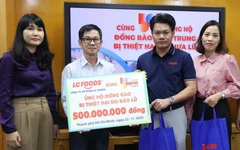 Cùng Tuổi Trẻ cứu trợ đồng bào lũ lụt miền Trung