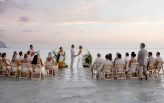 Dậy từ 3h sáng để làm đám cưới giữa biển