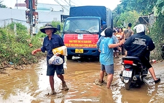Cùng Tuổi Trẻ cứu trợ đồng bào lũ lụt miền Trung