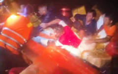 Cứu 13 ngư dân Cà Mau bị chìm tàu, trôi dạt nhiều giờ trên biển