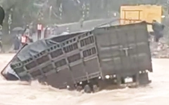 Tài xế xe đầu kéo bị lũ cuốn: Tìm thấy thi thể cách vị trí gặp nạn 30km