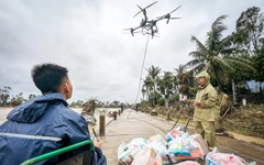 Cùng Tuổi Trẻ cứu trợ đồng bào lũ lụt miền Trung