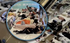 Người đàn ông vô địch cuộc thi nằm thẳng... cẳng