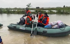 Trực thăng, ca nô tiếp ứng 'ốc đảo' Phước Giang sau nhiều ngày cô lập và cạn lương thực