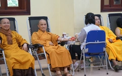 Hàng trăm tăng, ni sinh, Phật tử hiến máu cứu người, quyên góp ủng hộ đồng bào miền Trung