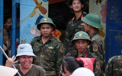 Bộ đội dồn dập đổ quân về vùng lũ, thầy cô mừng vì học sinh có thể nhanh trở lại lớp