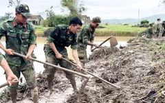 Bộ đội Đắk Lắk giúp dân dọn dẹp đường xá, trường học sau lũ