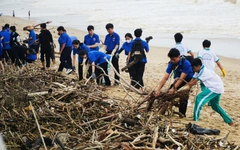 Cả ngàn người dọn rác ngập trên bãi biển Nha Trang sau lũ