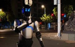 Người máy Trung Quốc đi bộ hơn 100km lập kỷ lục Guinness