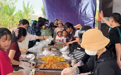 Bếp cơm dã chiến nấu hàng nghìn suất cơm nóng trao cho bà con ở tâm lũ Hòa Thịnh