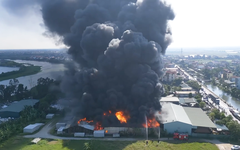 Flycam cảnh cháy khu xưởng ở Hải Phòng, cột khói cao hàng trăm mét