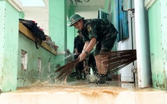 Tất bật dọn dẹp trường lớp để sớm đưa học sinh trở lại sau lũ